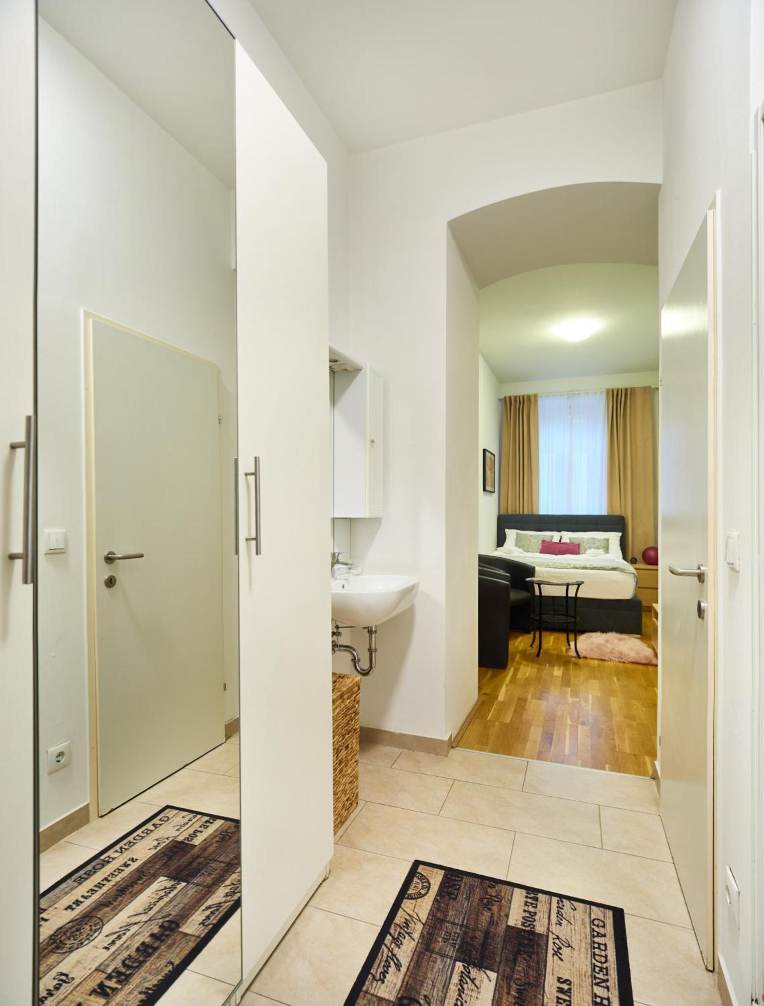 Flarent Economy Apartments Виена Екстериор снимка