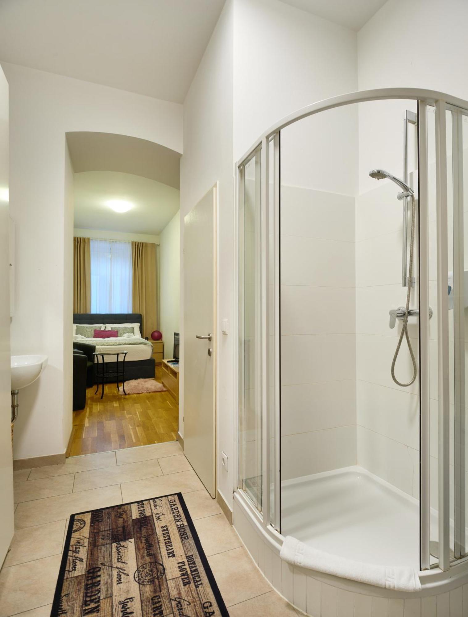 Flarent Economy Apartments Виена Екстериор снимка